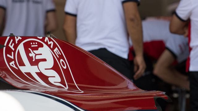 Alfa Romeo hat als erster Rennstall der Formel 1 einen Chinesen als Stammfahrer verpflichtet. Alfa Romeo hat als erster Rennstall der Formel 1 einen Chinesen als Stammfahrer verpflichtet.
