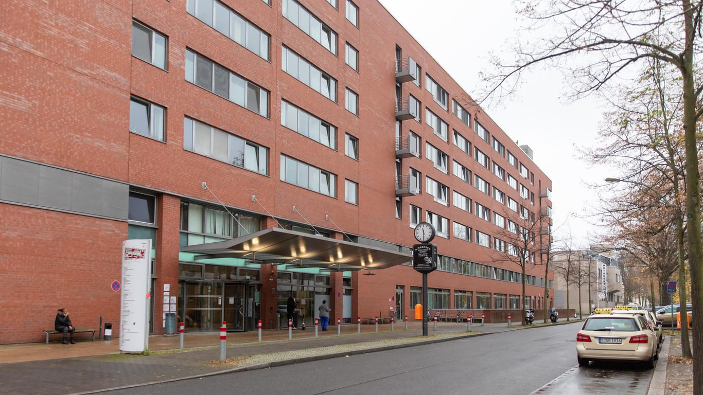 Blick auf das Vivantes Klinikum Berlin-Spandau: Die Pflegekräfte und Mediziner müssen dort aktuell immer mehr Corona-Patienten versorgen.