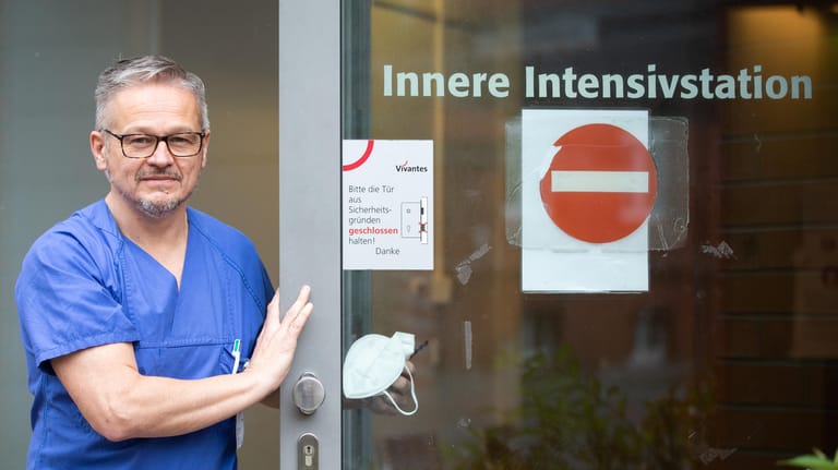 Marek Ronkowski vor der Inneren Intensivstation im Vivantes Klinikum Spandau: Er arbeitet dort als Stationspflegeleiter.