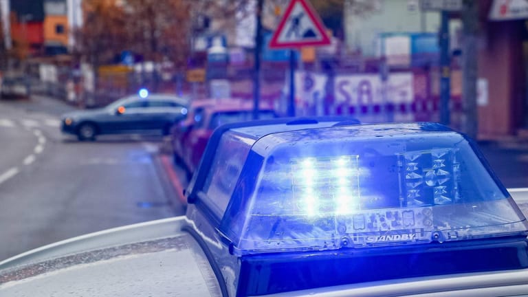 Blaulicht auf einem Polizeiwagen (Archivbild): Der 41-Jährige wollte sich an dem Mitarbeiter der Bar vorbeidrängen.