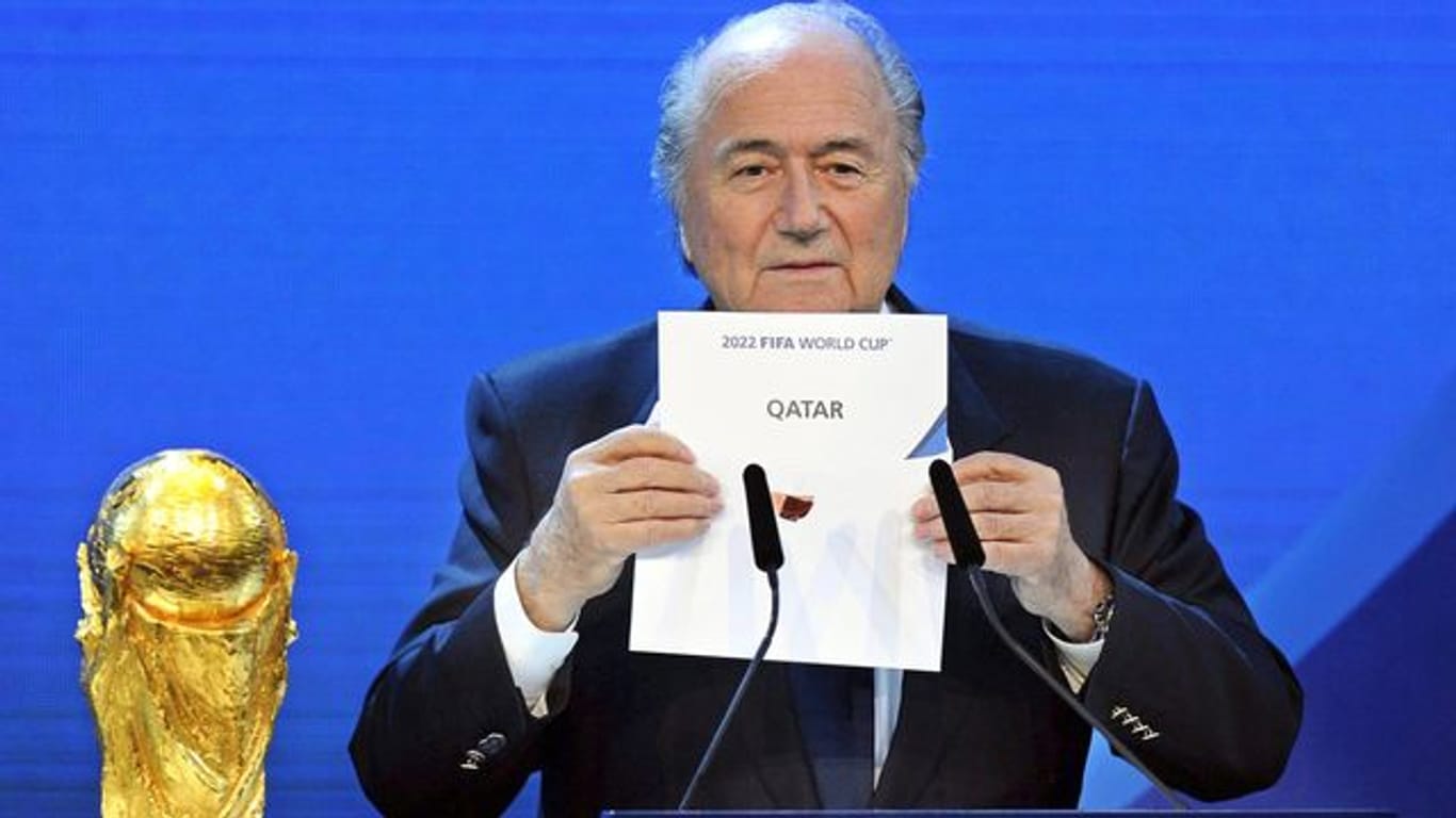 Der ehemalige FIFA-Präsident Joseph Blatter präsentiert Katar als Ausrichter der Fußball-WM 2022.