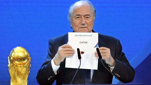 Der ehemalige FIFA-Präsident Joseph Blatter präsentiert Katar als Ausrichter der Fußball-WM 2022. Der ehemalige FIFA-Präsident Joseph Blatter präsentiert Katar als Ausrichter der Fußball-WM 2022.