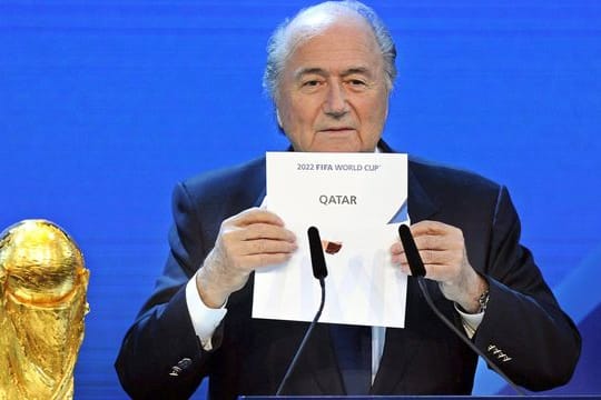 Der ehemalige FIFA-Präsident Joseph Blatter präsentiert Katar als Ausrichter der Fußball-WM 2022.