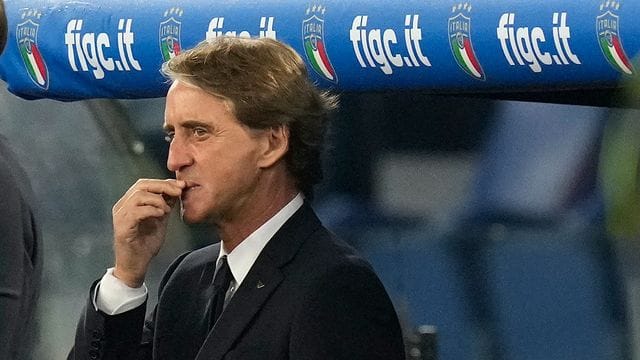 Italiens Trainer Roberto Mancini forderte sein Team auf, vor der Playoff-Phase nicht die Nerven zu verlieren. Italiens Trainer Roberto Mancini forderte sein Team auf, vor der Playoff-Phase nicht die Nerven zu verlieren.