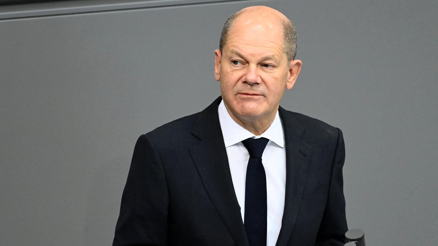 Olaf Scholz: Noch am Donnerstag lobte der Noch-bald-Kanzler im Bundestag einen inzwischen längst überholten Gesetzentwurf ausdrücklich.