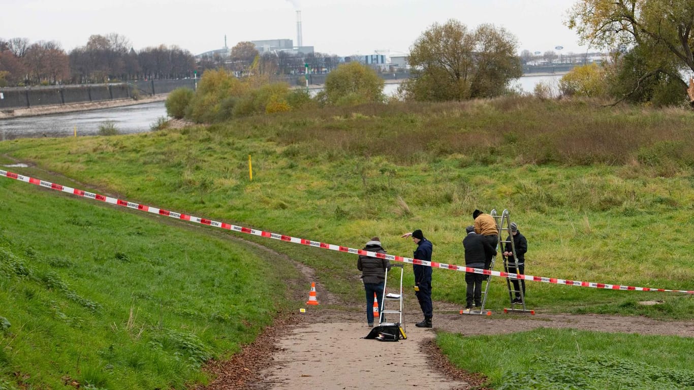 Ermittler in der Nähe des Leichenfundorts am Niehler Hafen: Ein 24-Jähriger ist bereits festgenommen worden.