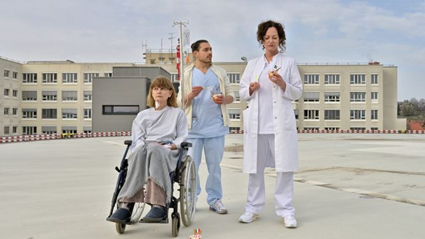 Carolin Mellau (Natalia Wörner, r) und der Pfleger Mirko (Johannes Klaußner) sind mit Madame Laurent (Ursula Andermatt) auf dem Dach der Klinik.