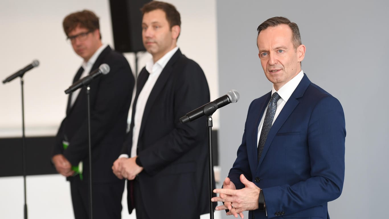 Volker Wissing (r., FDP), Lars Klingbeil (M.,SPD) und Michael Kellner (Grüne): "Gründlichkeit geht vor Schnelligkeit".