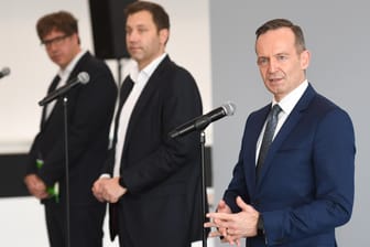 Volker Wissing (r., FDP), Lars Klingbeil (M.,SPD) und Michael Kellner (Grüne): "Gründlichkeit geht vor Schnelligkeit".