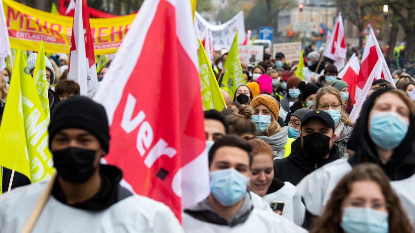 Mitarbeiter der Universitätsklinik ziehen in einem Demonstrationszug durch die Stadt und streiken: Die Gewerkschaft Verdi hat in mehreren Bundesländern Mitarbeiter von Universitätskliniken zu Warnstreiks aufgerufen.
