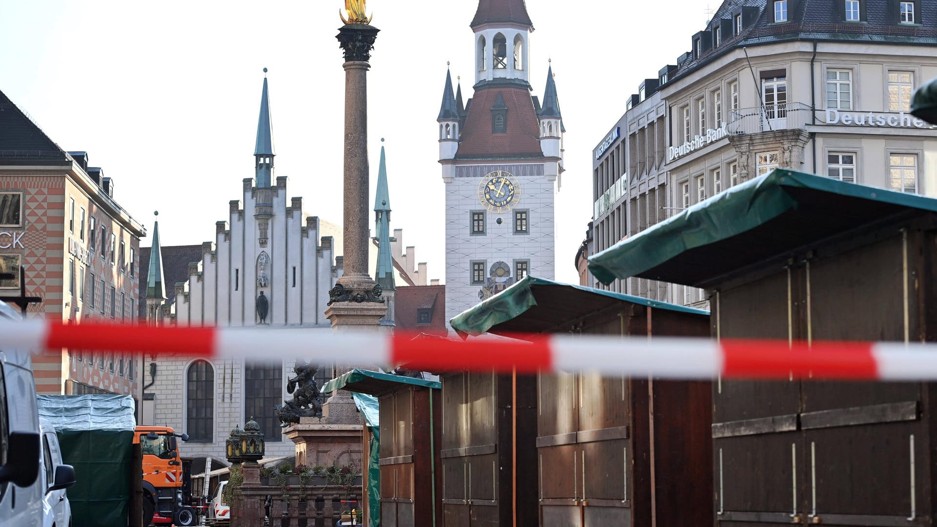 Aufgebaute Buden auf dem Marienplatz in München (Archivbild): Die Aussteller hatten bereits mit den Vorbereitungen begonnen.