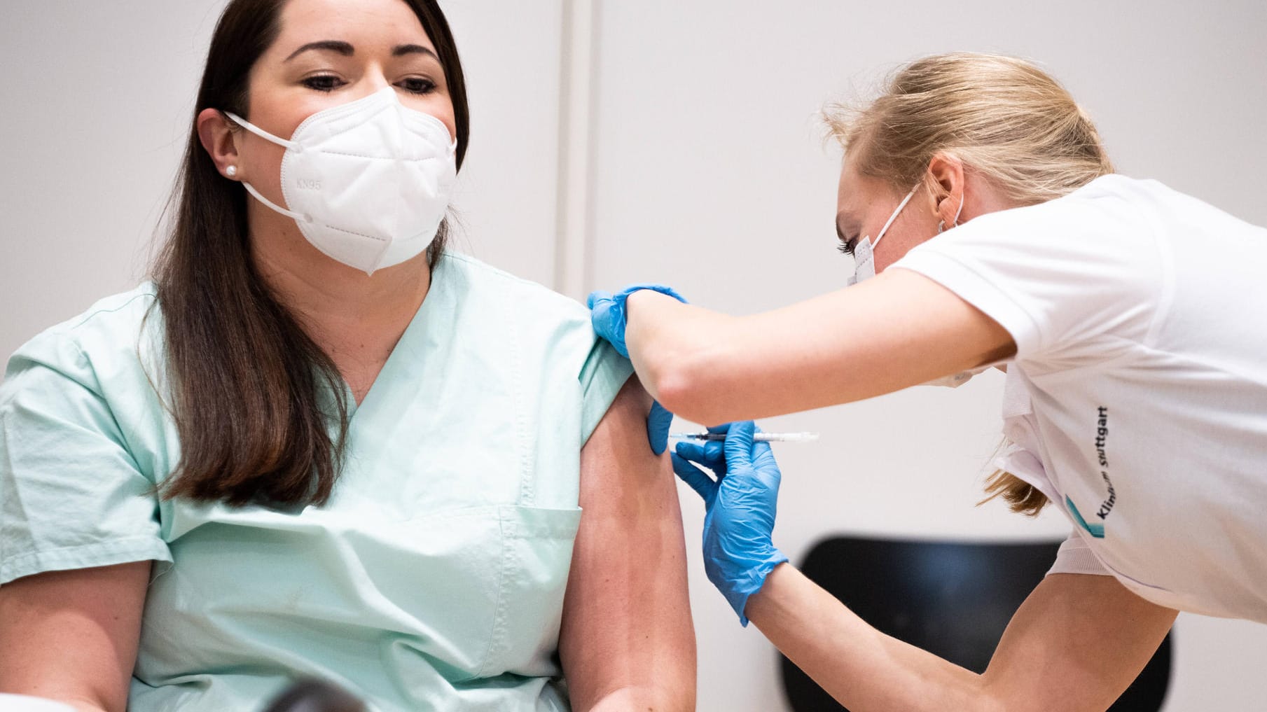 Impfung einer Angestellten im Gesundheitsbereich (Symbolbild): Kommt jetzt die Impfpflicht für bestimmte Berufsgruppen?