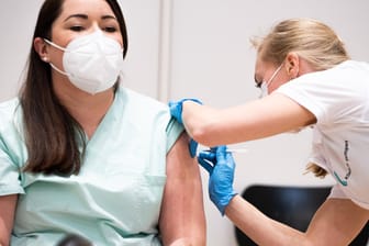 Impfung einer Angestellten im Gesundheitsbereich (Symbolbild): Kommt jetzt die Impfpflicht für bestimmte Berufsgruppen?