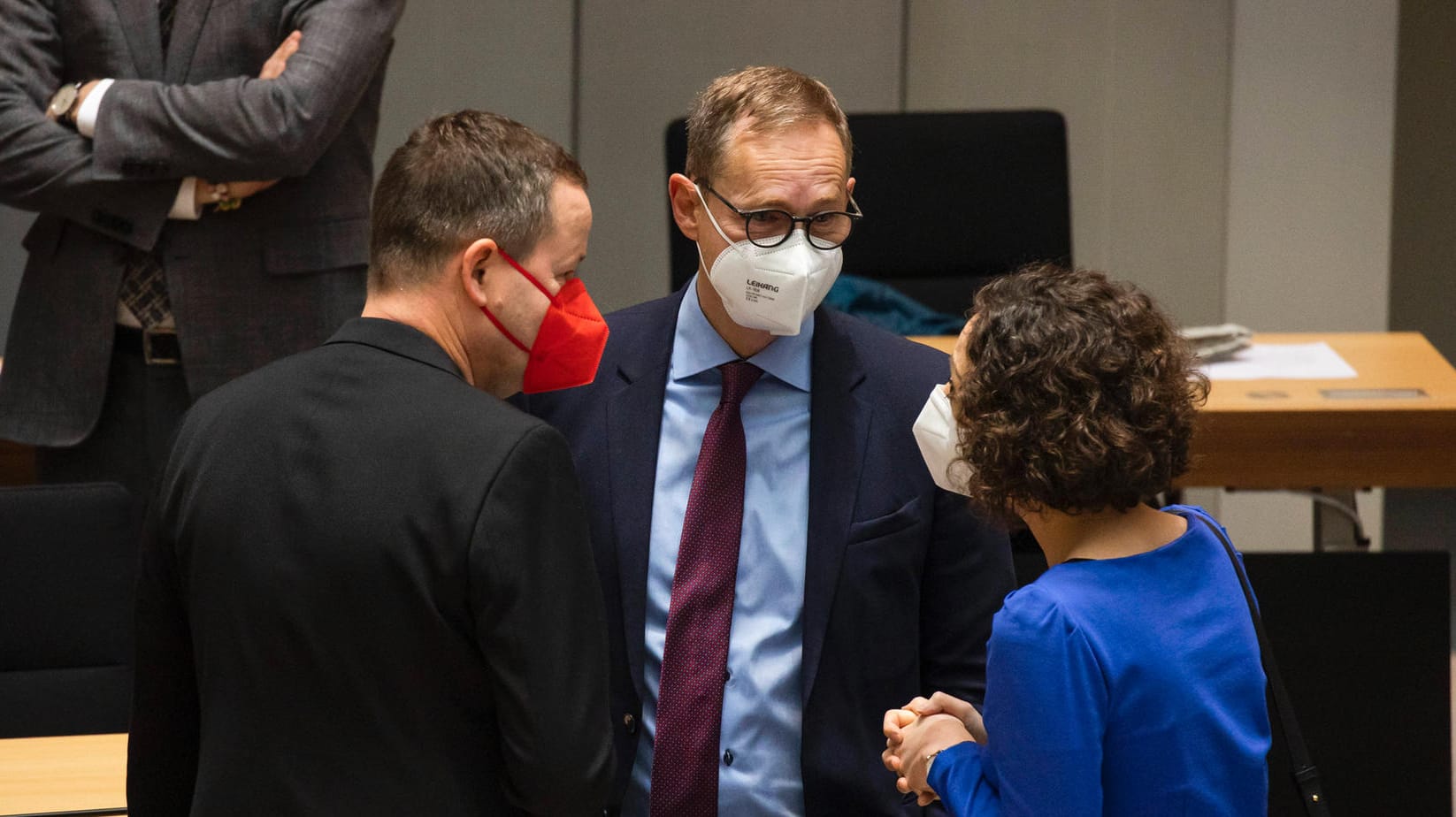 Der scheidende Regierende Bürgermeister Michael Mueller (Mi.) mit Ramona Pop (re.) und Klaus Lederer (li.): Der Senat plant eine erneute Verschärfung der Corona-Regeln.