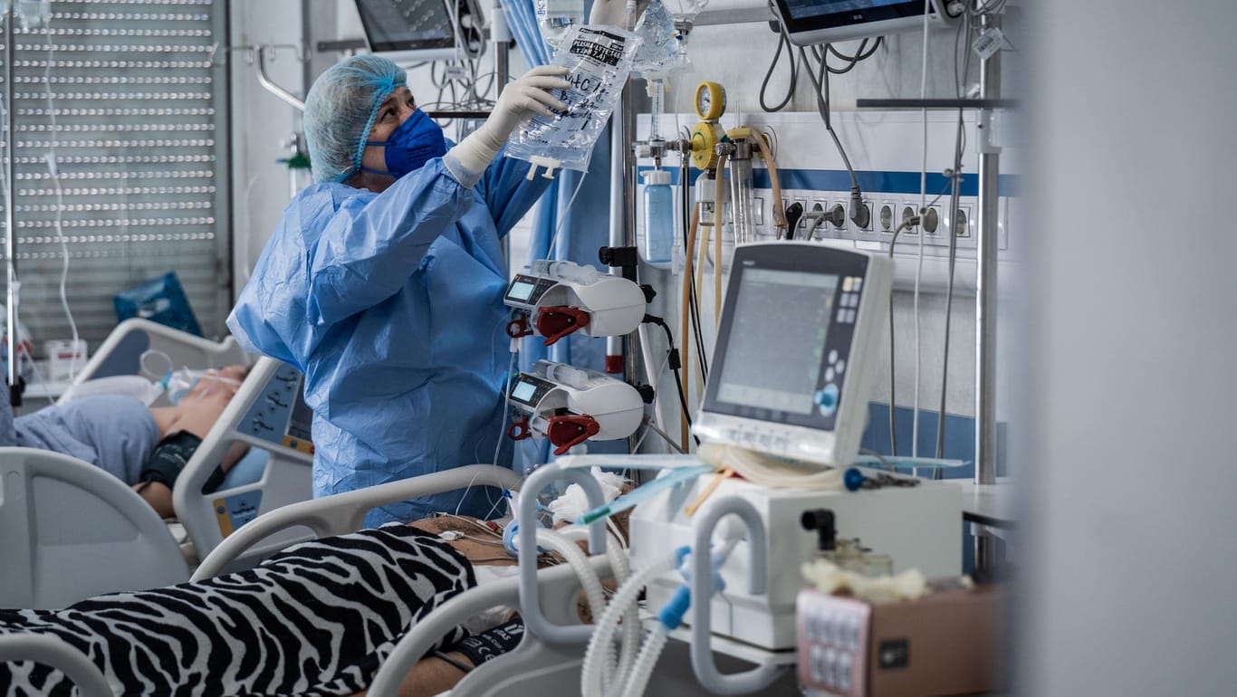 Pflegerin auf einer Intensivstation (Symbolbild): Die Corona-Pandemie setzt Pflegekräfte einer großen Belastung aus, nun fordern sie mehr Gehalt.