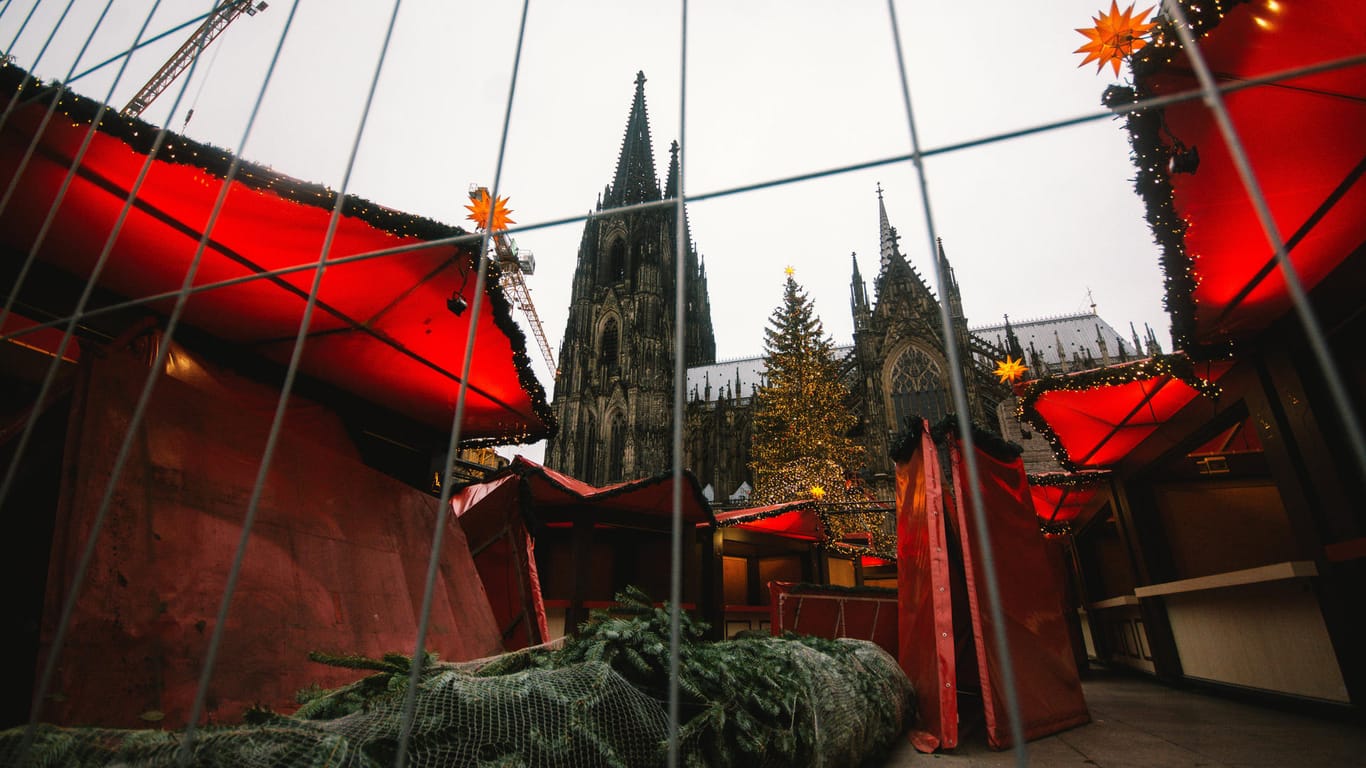 Weihnachtsmarktstand am Kölner Dom: Die Sieben-Tage-Inzidenz liegt in NRW bei 176,6.