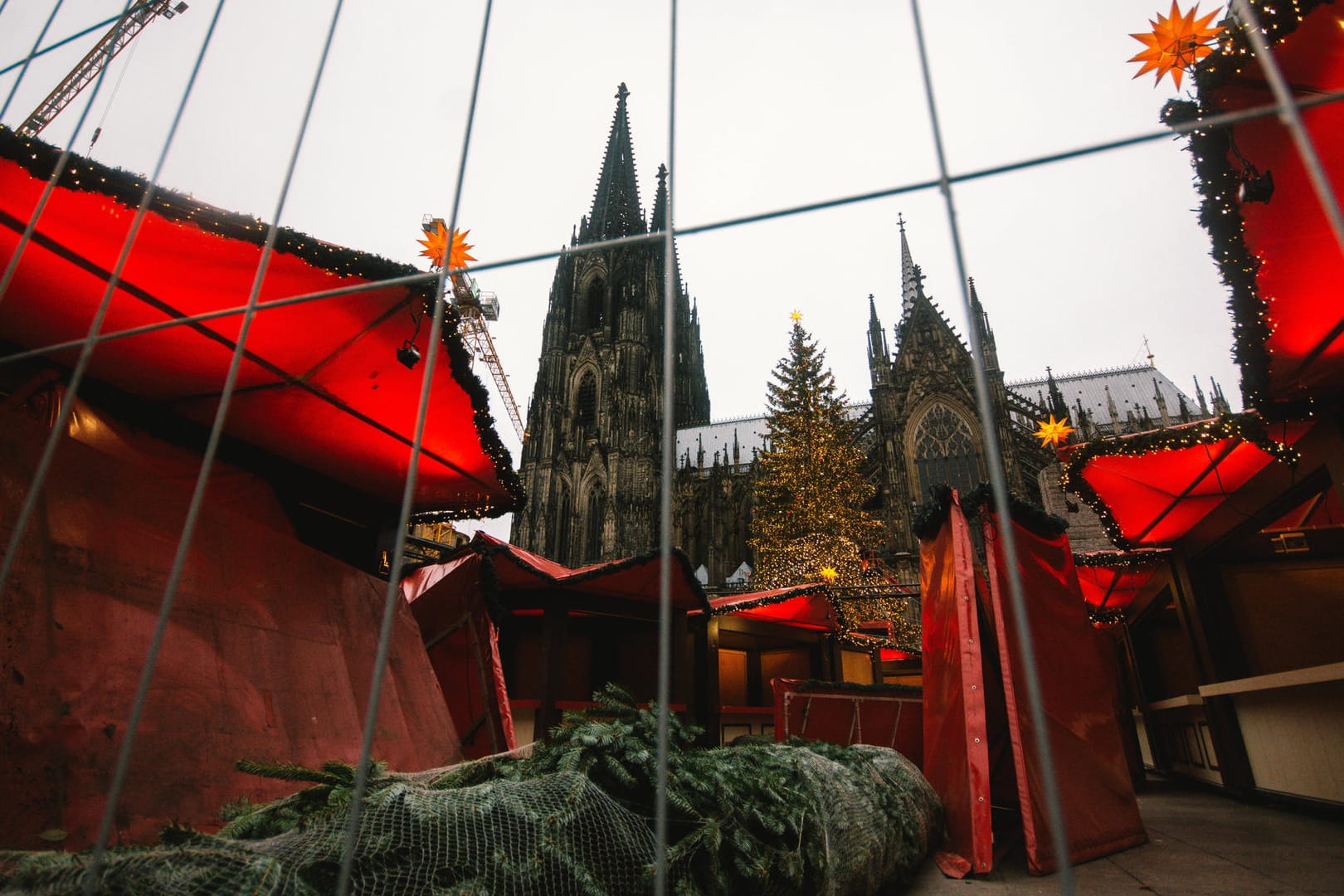 Weihnachtsmarktstand am Kölner Dom: Die Sieben-Tage-Inzidenz liegt in NRW bei 176,6.