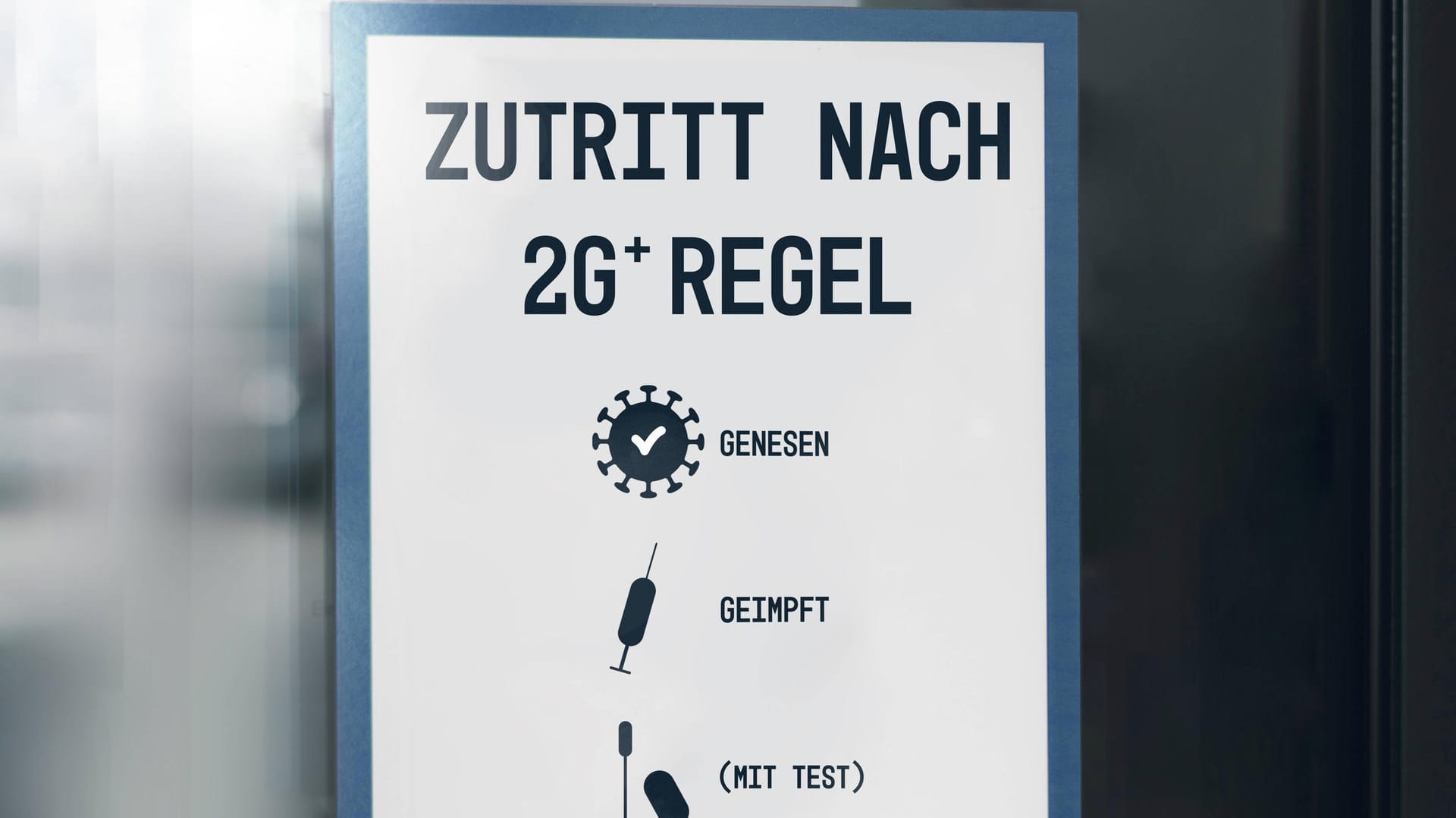 Ein Schild weist auf die 2G-Plus-Regel hin (Symbolbild): Bei der Regelung erhalten nur Geimpfte und Genesene Zutritt und müssen zusätzlich Maske tragen oder einen negativen Schnelltest vorlegen.