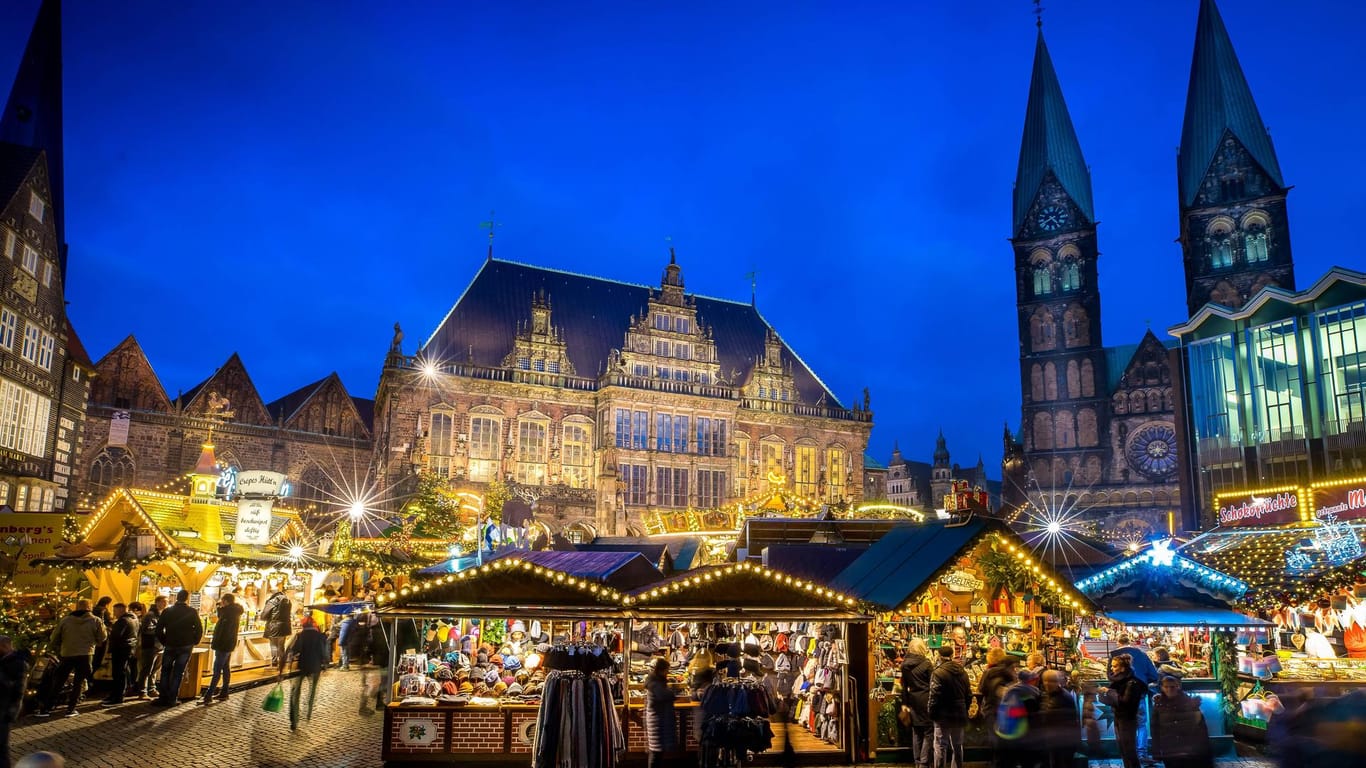 Der Bremer Weihnachtsmarkt auf dem Marktplatz begeistert die Besucher.