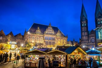 Der Bremer Weihnachtsmarkt auf dem Marktplatz begeistert die Besucher.