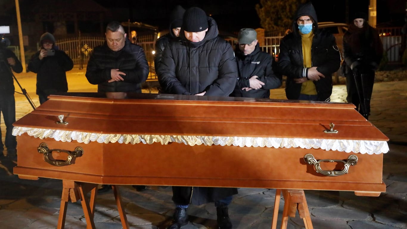 Vertraute nehmen Abschied: Sarg eines Flüchtlings, der an der Grenze zwischen Polen und Belarus ums Leben gekommen ist.