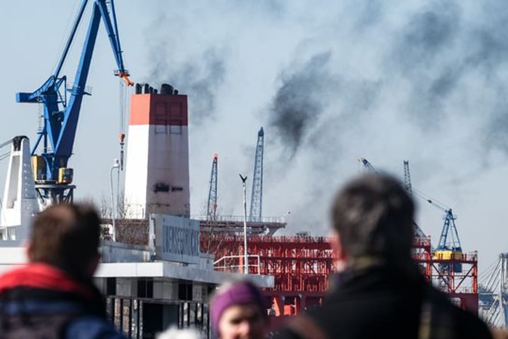 Schiffsabgase im Hamburger Hafen
