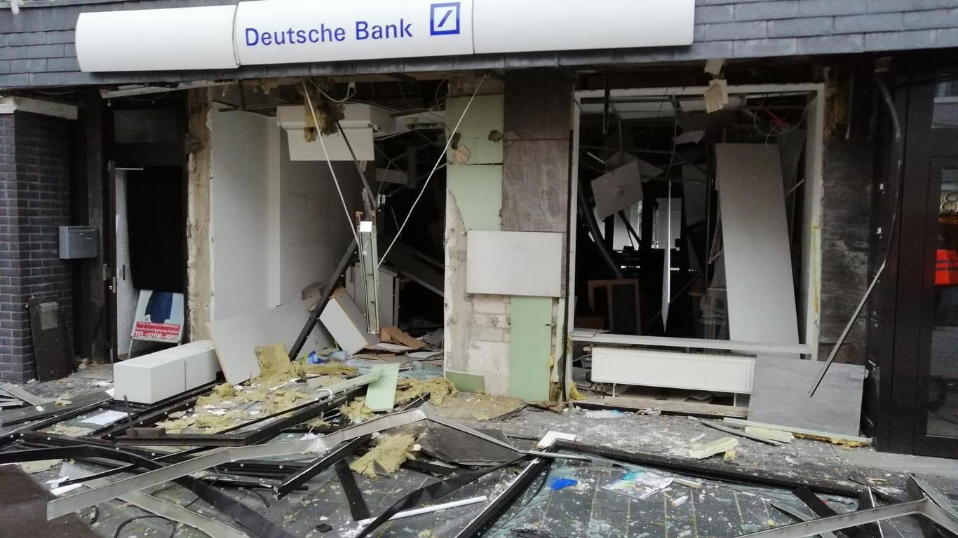 Die Front der Bankfiliale nach der Sprengung: Die Täter flüchteten anschließend in einem BMW.