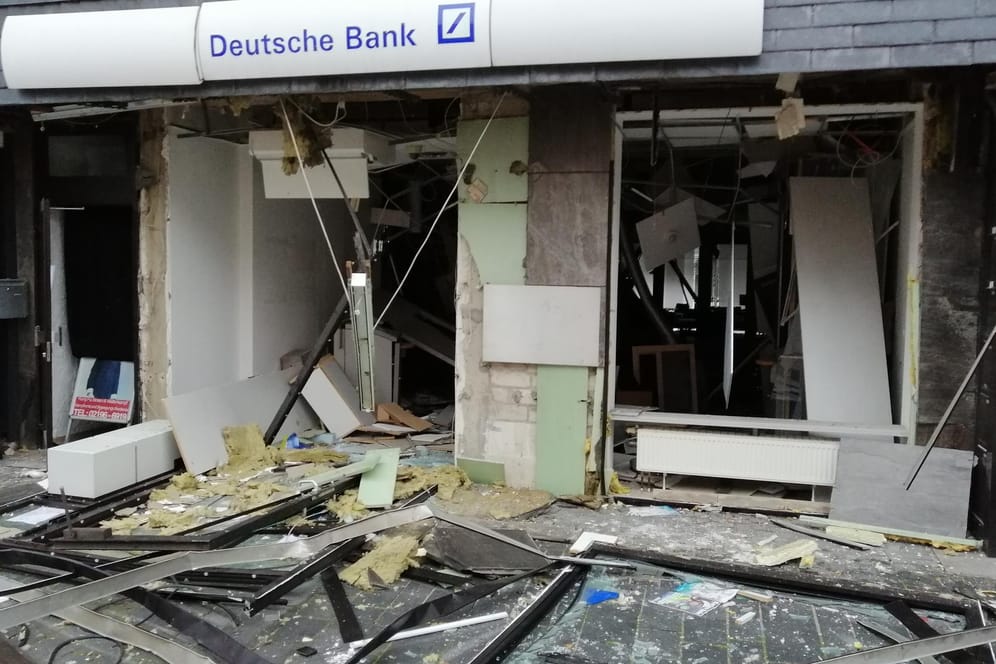Die Front der Bankfiliale nach der Sprengung: Die Täter flüchteten anschließend in einem BMW.
