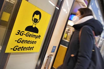 Eine Frau steigt in eine U-Bahn (Symbolbild): Die Ampelfraktionen planen eine 3G-Regel für öffentlichen Verkehrsmittel.