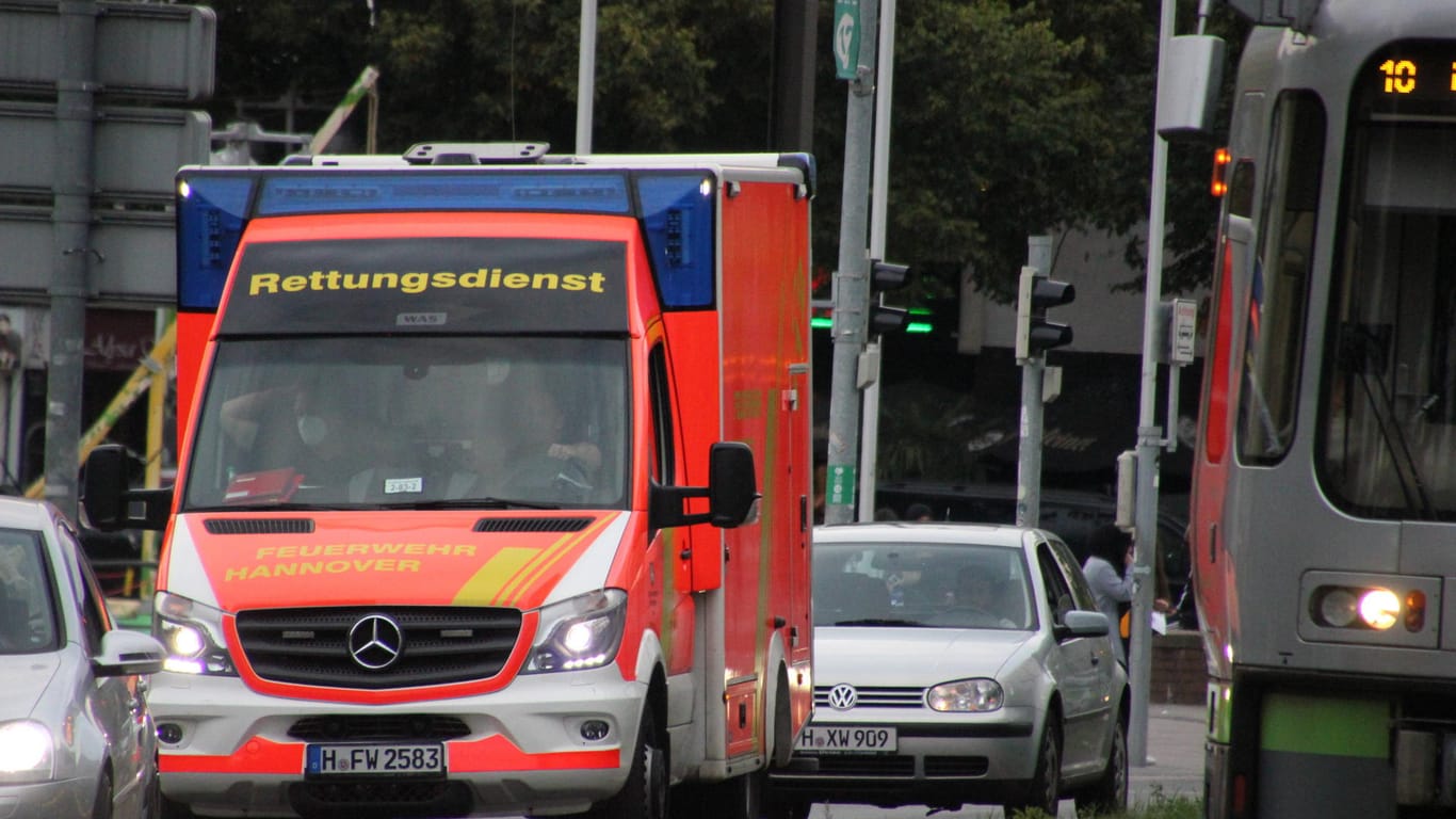 Ein Rettungswagen auf dem Weg durch Hannover (Symbolbild): Ein zehnjähriger Junge ist bei einem Straßenbahn-Unfall schwer verletzt worden.