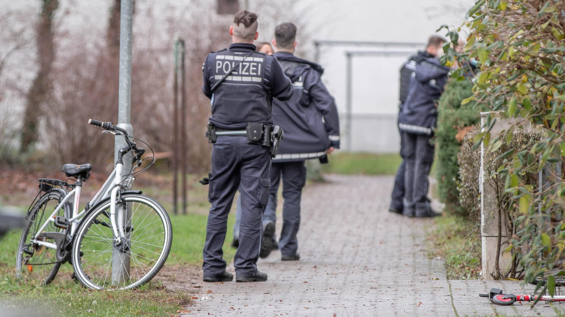 Polizeibeamte im Einsatz (Symbolbild): In Stuttgart sind bei Razzien zwölf Personen festgenommen worden. Polizeibeamte im Einsatz (Symbolbild): In Stuttgart sind bei Razzien zwölf Personen festgenommen worden.