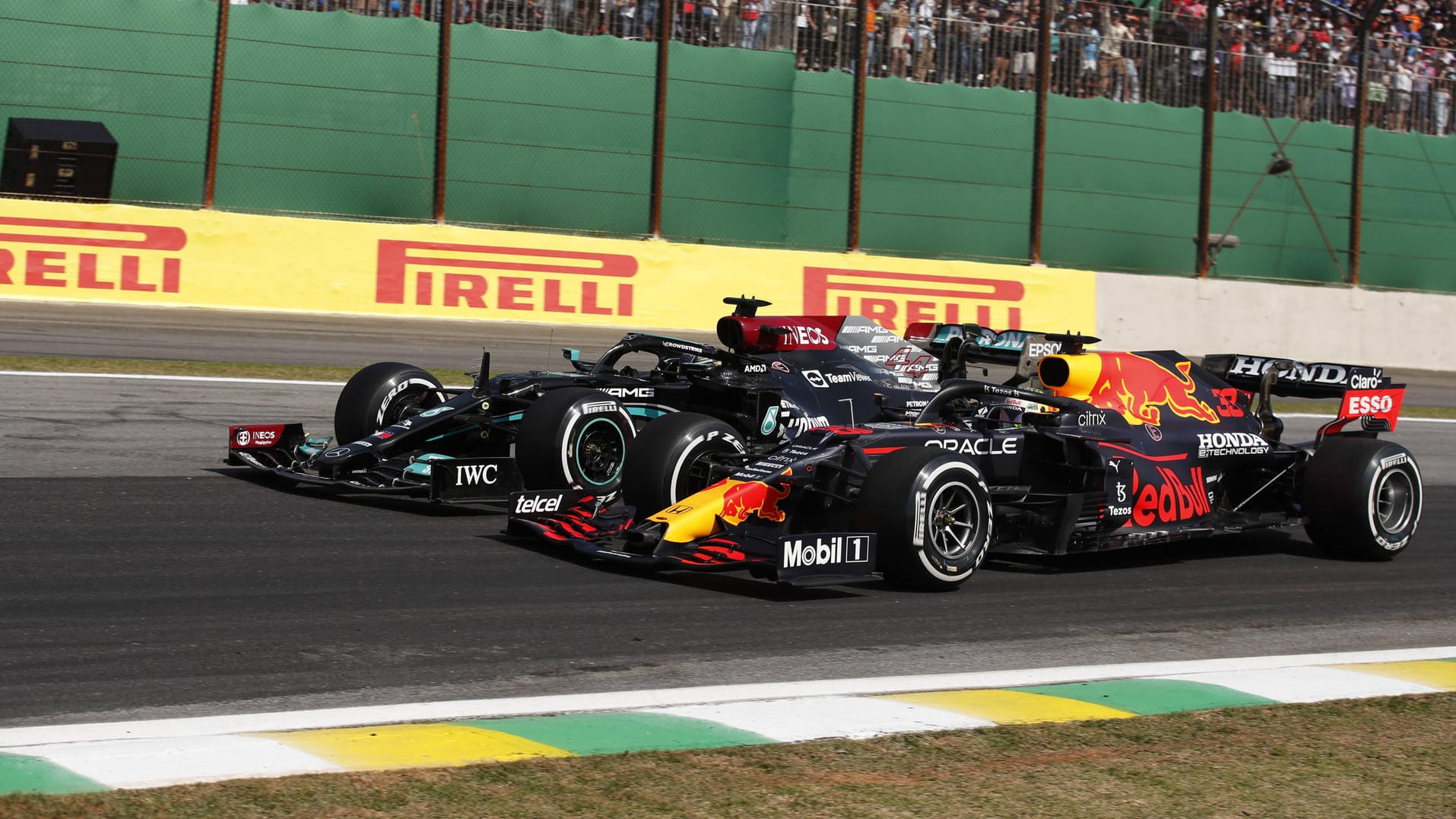 Heißes Duell: Hamilton (li.) und Verstappen auf der Strecke in Interlagos.