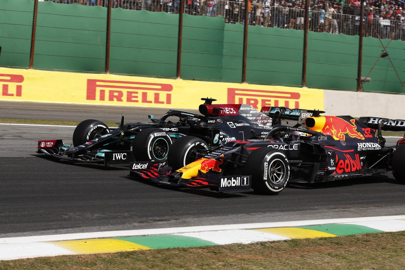 Heißes Duell: Hamilton (li.) und Verstappen auf der Strecke in Interlagos.