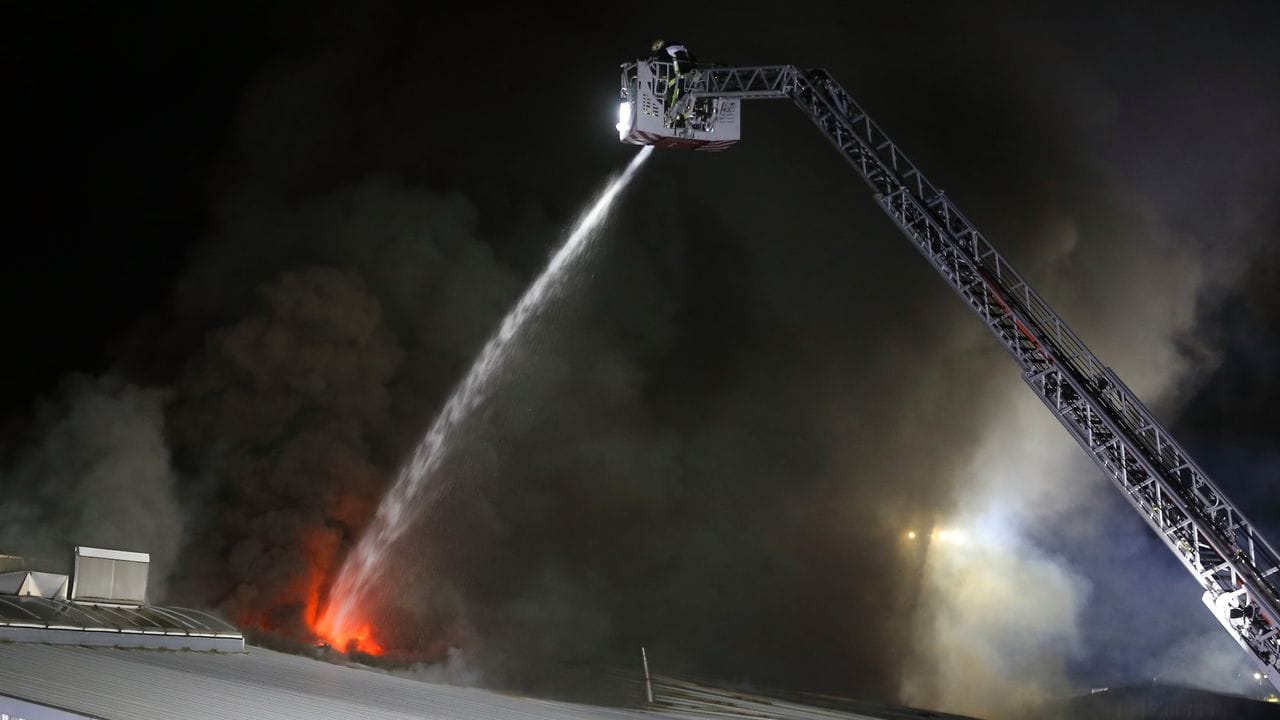 Die Feuerwehr bekämpft einen Großbrand in einer Lagerhalle in Bochum.
