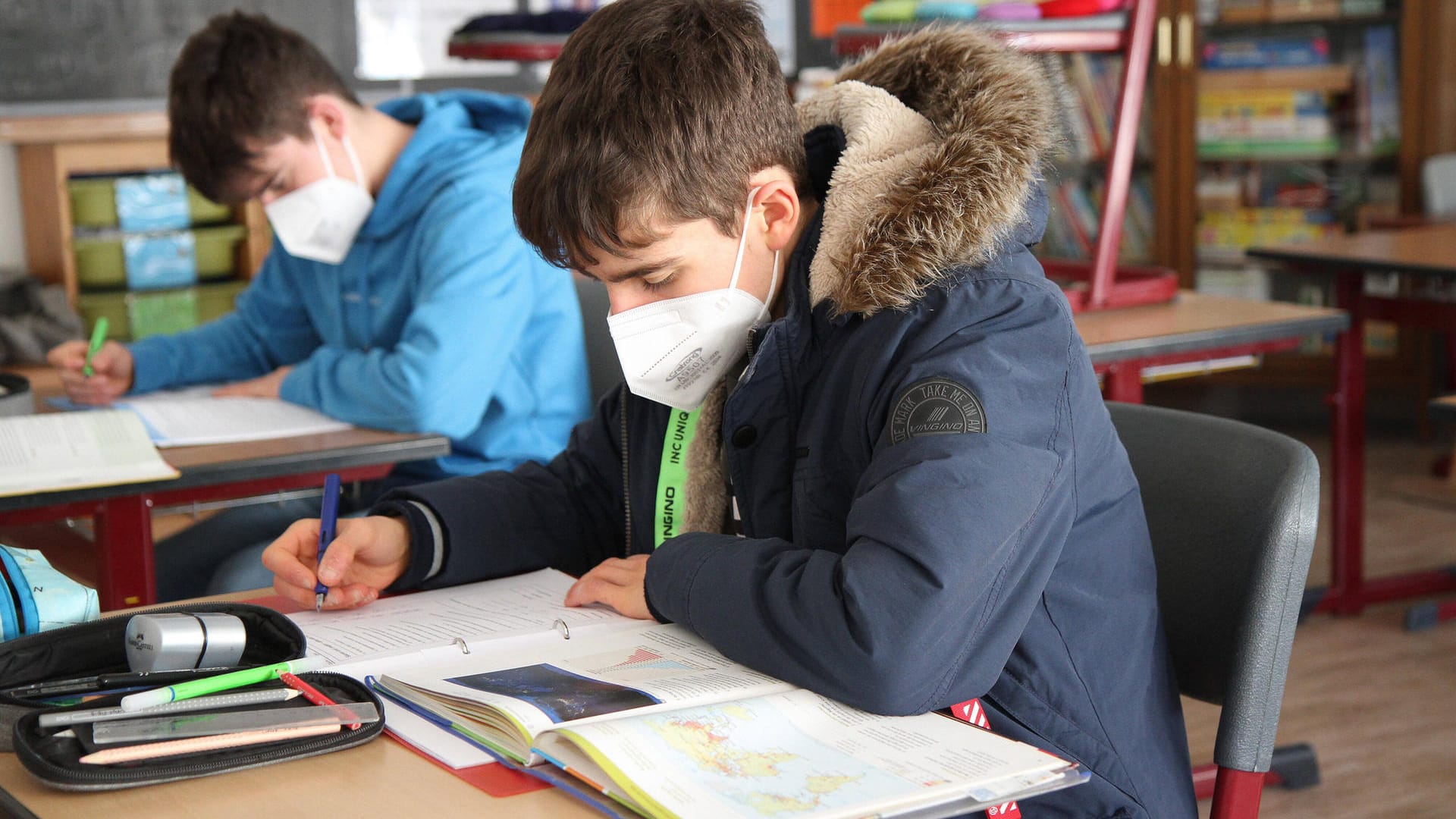 Ein Schüler sitzt mit Winterjacke bei offenem Fenster im Klassenzimmer – so lief es im letzten Corona-Winter vielerorts (Archivbild): Der Modellversuch könnte die Schulen besser unterstützen. Ein Schüler sitzt mit Winterjacke bei offenem Fenster im Klassenzimmer – so lief es im letzten Corona-Winter vielerorts (Archivbild): Der Modellversuch könnte die Schulen besser unterstützen.