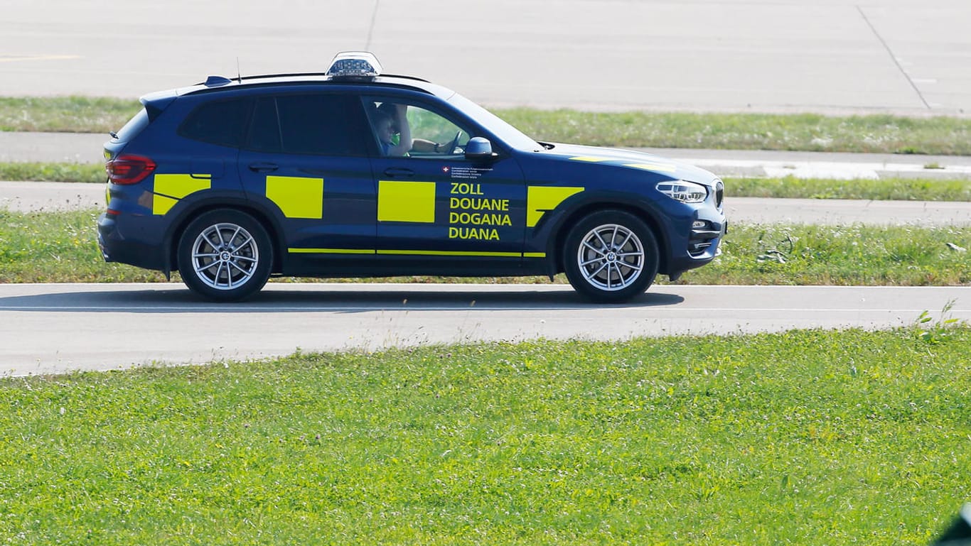 Ein Fahrzeug des Schweizer Zolls patrouilliert am Flughafen Zürich: Die 73-Jährige wollte in die Niederlande weiterreisen. (Symbolfoto)