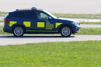 Ein Fahrzeug des Schweizer Zolls patrouilliert am Flughafen Zürich: Die 73-Jährige wollte in die Niederlande weiterreisen. (Symbolfoto)