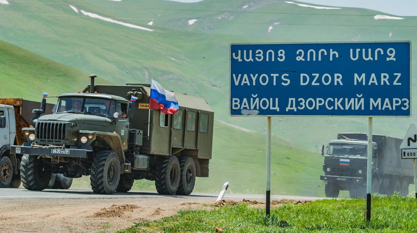 Ein russischer Armee-Convoy in Armenien (Archivbild): Russische Truppen waren in der Region stationiert, um den Waffenstillstand zu kontrollieren.