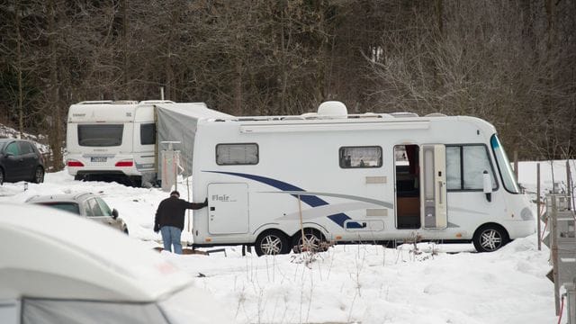 Auch wenn manche Wohnmobile im Winter im Einsatz sind: Die meisten Halter motten ihre Fahrzeuge in der kalten Jahreszeit in Hallen oder unter Carports ein.