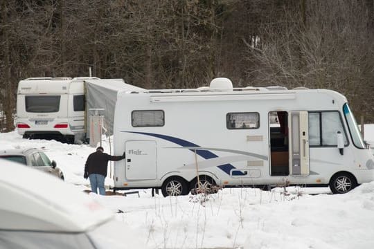 Auch wenn manche Wohnmobile im Winter im Einsatz sind: Die meisten Halter motten ihre Fahrzeuge in der kalten Jahreszeit in Hallen oder unter Carports ein.