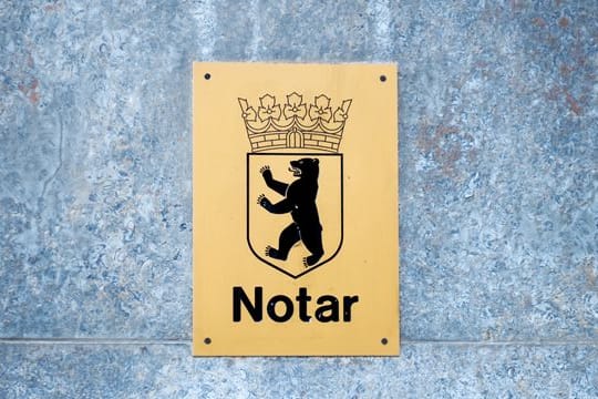 Kaufverträge für Immobilien werden in der Regel von Notaren beurkundet.