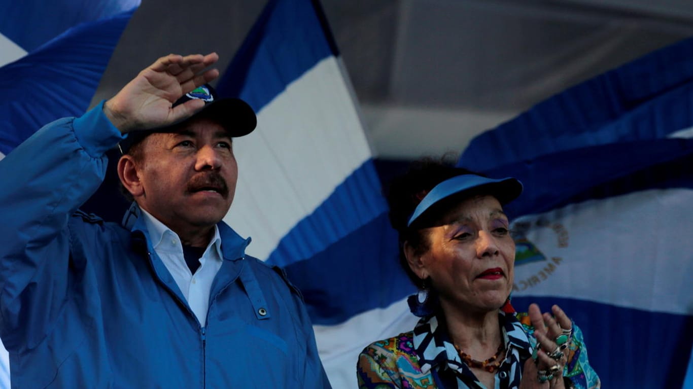 Nicaraguas Präsident Daniel Ortega und Vizepräsidentin Rosario Murillo bei einer Parade (Archivbild): Der Staatschef darf nicht in die USA einreisen.
