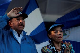 Nicaraguas Präsident Daniel Ortega und Vizepräsidentin Rosario Murillo bei einer Parade (Archivbild): Der Staatschef darf nicht in die USA einreisen.