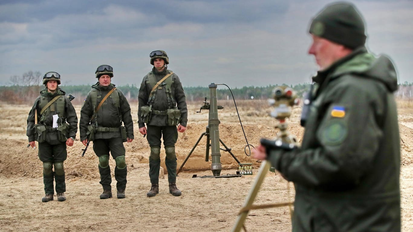 Ukrainische Soldaten bei einer Übung (Archivbild): Schweden will Militärausbilder der EU ins Land schicken.
