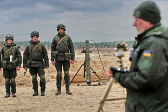 Ukrainische Soldaten bei einer Übung (Archivbild): Schweden will Militärausbilder der EU ins Land schicken.