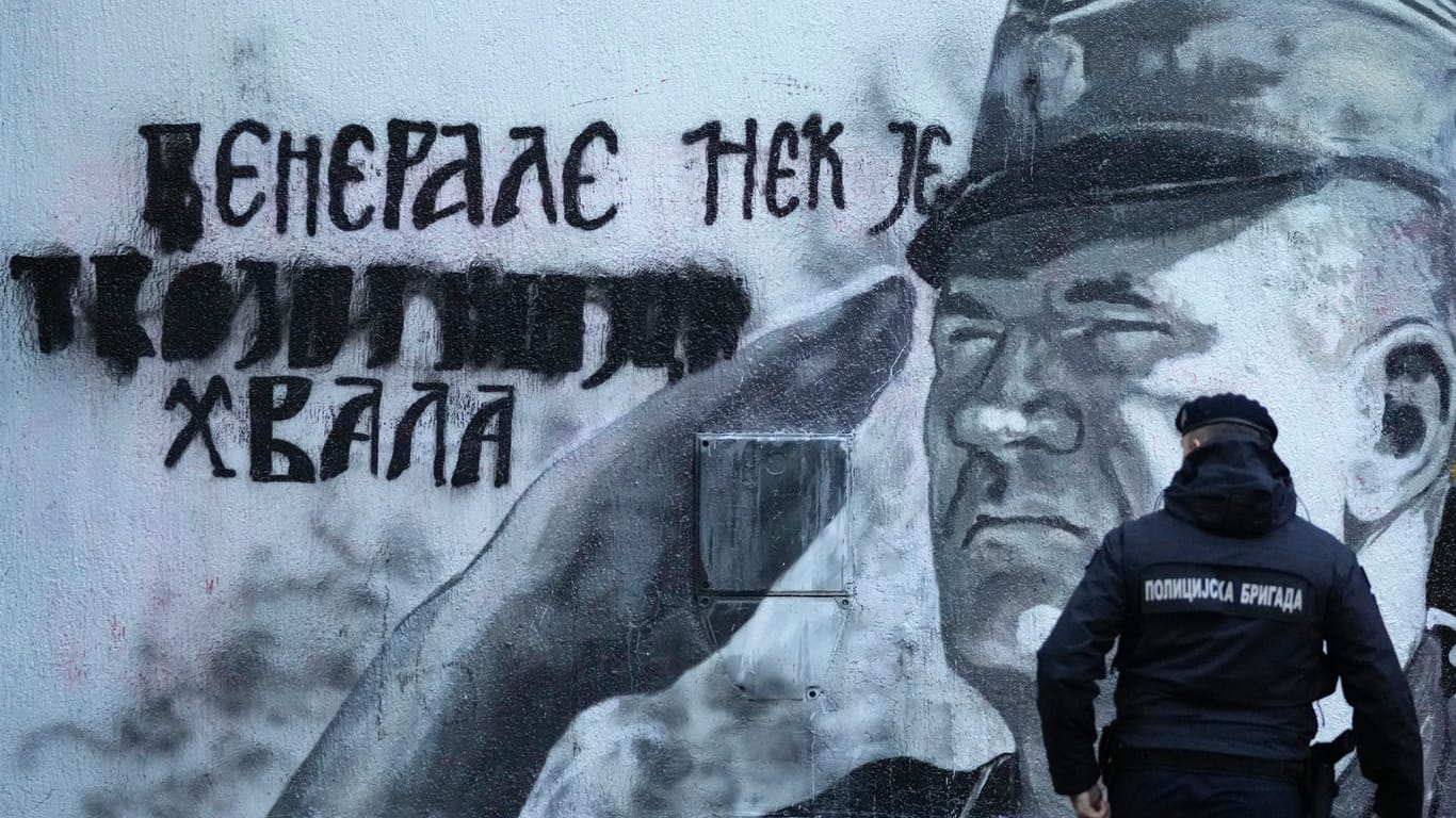 Ein Graffito in Belgrad verherrlicht den ehemaligen bosnisch-serbischen Militärchef Ratko Mladics, den Organisator des Massakers von Srebrenica.