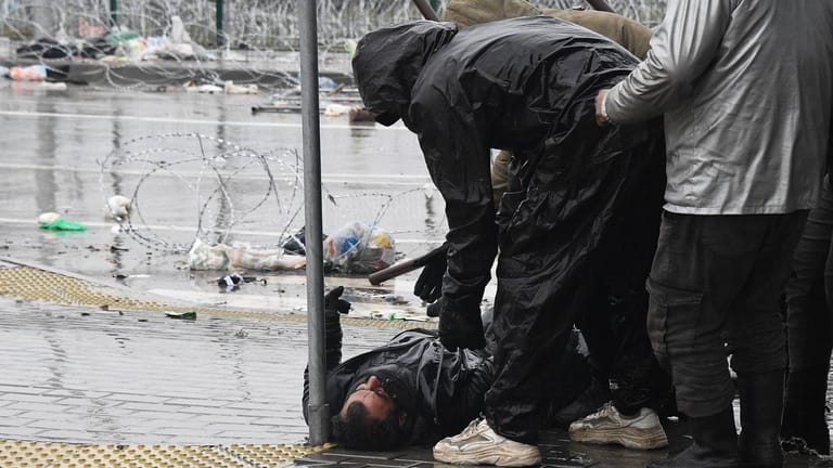 Ein Mensch liegt am Boden nachdem er von einem polnischen Wasserwerfer getroffen wurde: Seit Tagen gibt es in der Grenzregion immer mehr Verletzte.