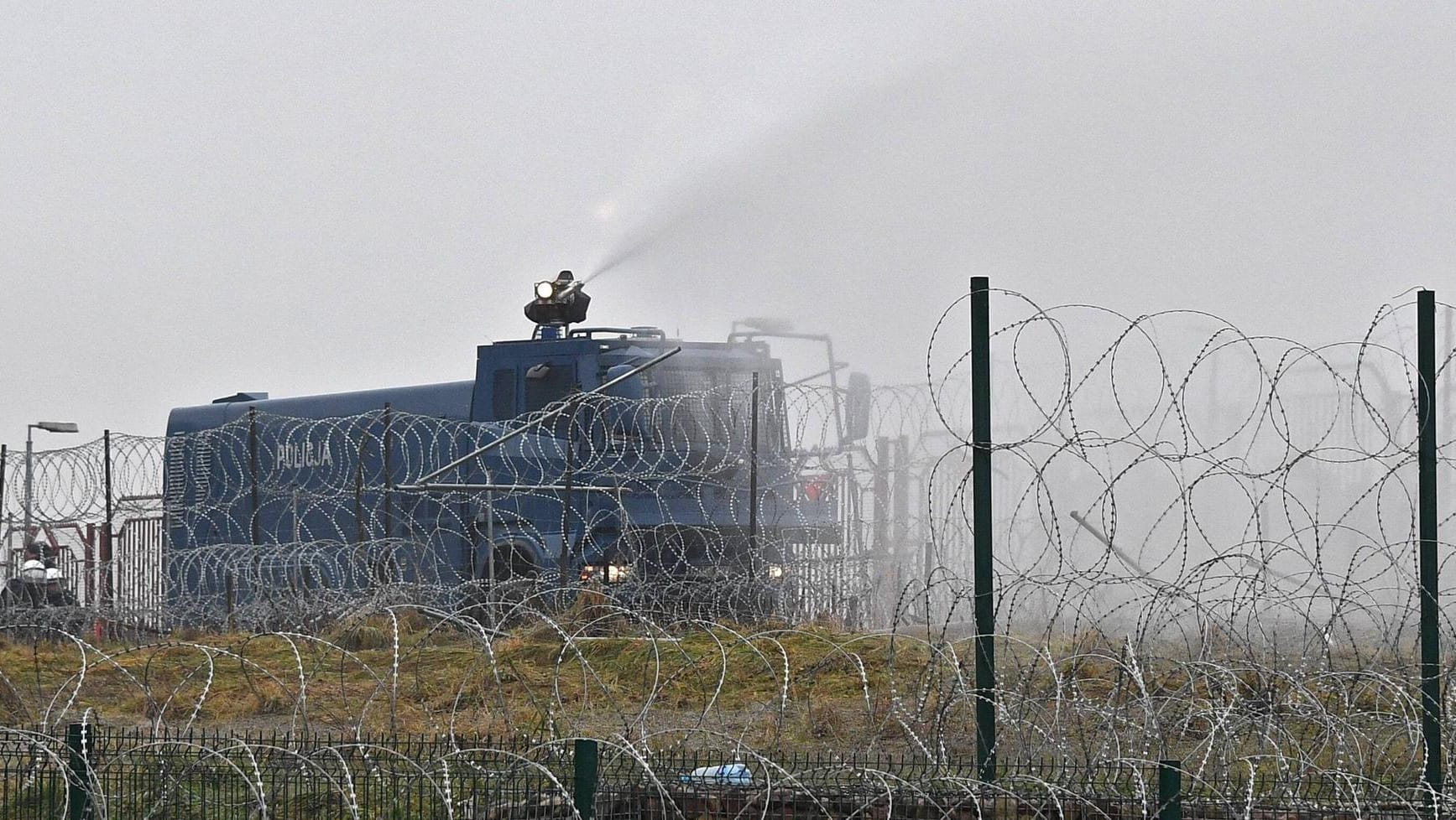 Wasserwerfer des polnischen Grenzschutzes: Die Lage an der polnisch-belarussischen Grenze ist am Dienstag eskaliert, es kam zu Ausschreitungen.