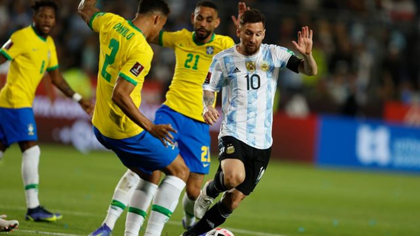 Lionel Messi (r) aus Argentinien in Aktion gegen Matheus Cunha (hinten) und Danilo (l) aus Brasilien.
