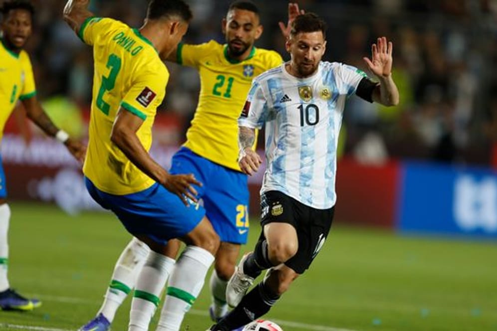 Lionel Messi (r) aus Argentinien in Aktion gegen Matheus Cunha (hinten) und Danilo (l) aus Brasilien.
